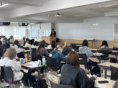 栄養学科でチョコレートに関する特別講義が行われました。